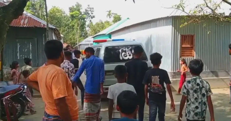 অ্যাম্বুলেন্সে মরদেহ নিয়ে আসা হচ্ছে